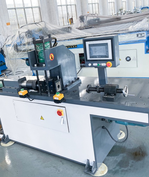 MACHINE DE FORMAGE D'EXTRÉMITÉS DE TUYAU